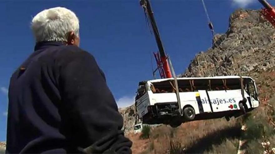 Una grúa consigue retirar el autobús que se despeñó en Valencia