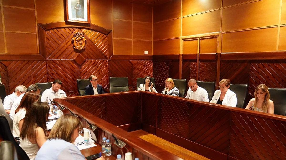 Un momento de la sesión plenaria del Ayuntamiento de Pozoblanco, en la que se ha aprobado el calendario de festivos locales y la actualización del precio de la Ayuda a Domicilio.