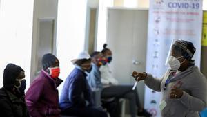 Voluntarios para probar una potencial vacuna contra el coronavirus en un hospital de Soweto, en Sudáfrica.