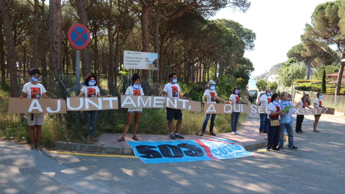 SOS Costa Brava en una de les seves concentracions a Palamós.