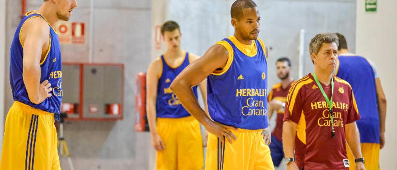 Juanjo Falcón, a la derecha, durante un entrenamiento de esta pretemporada con Balvin a la izquierda y Báez en el centro.