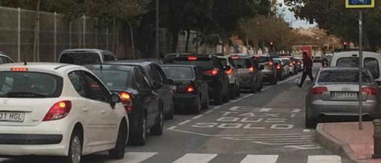 Los colapsos de tráfico en la calle Ibi son frecuentes, sobre todo a mediodía.