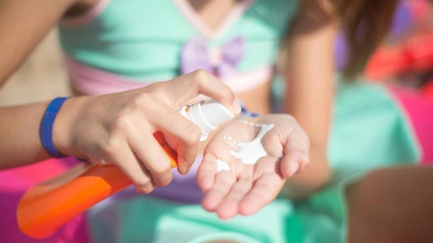 La pregunta de cada estiu: es pot fer servir la crema solar de l’any passat?