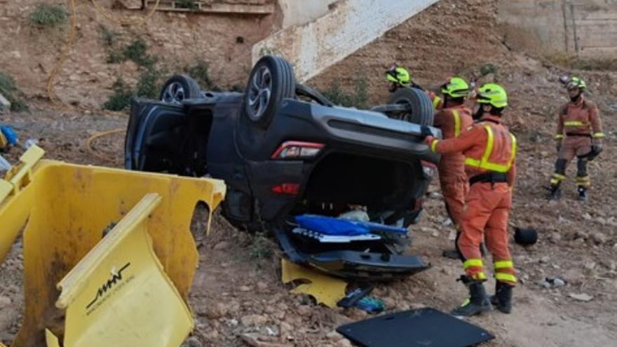 Tres heridos al caer y volcar un coche en el barranco del Poyo en Paiporta
