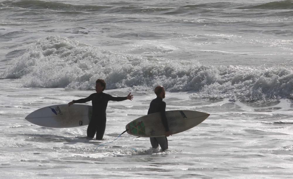 Las olas de 5 metros que se alcanzaron este miércoles en la costa malagueña fueron aprovechadas por unos pocos intrépidos surferos