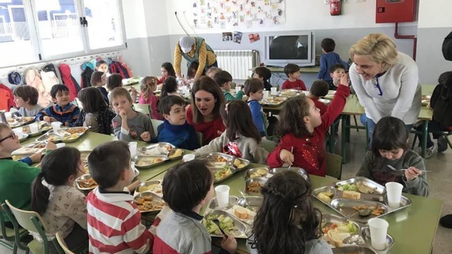 La consejera Martínez-Cachá visitó ayer el comedor del colegio Reino de Murcia de la capital.