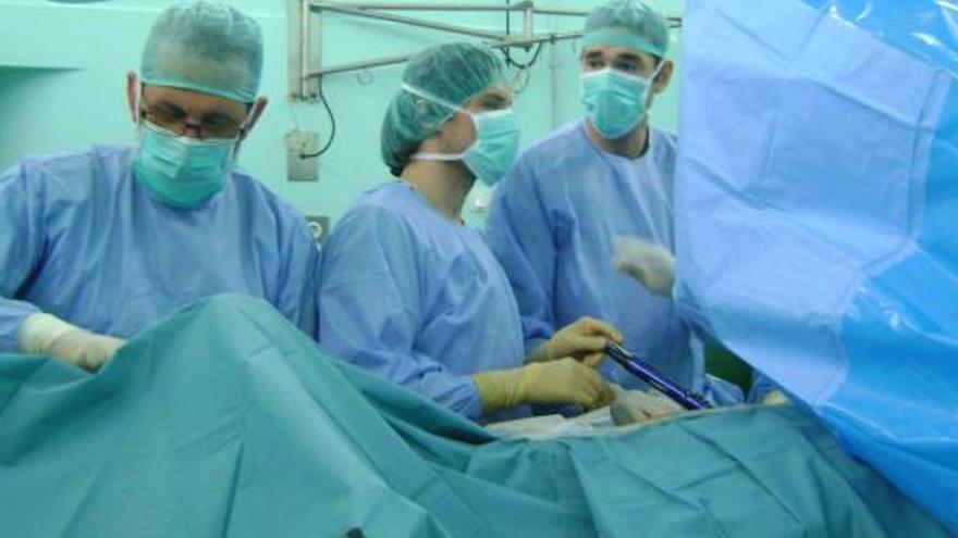 Unos profesionales médicos practican una intervención quirúrgica.