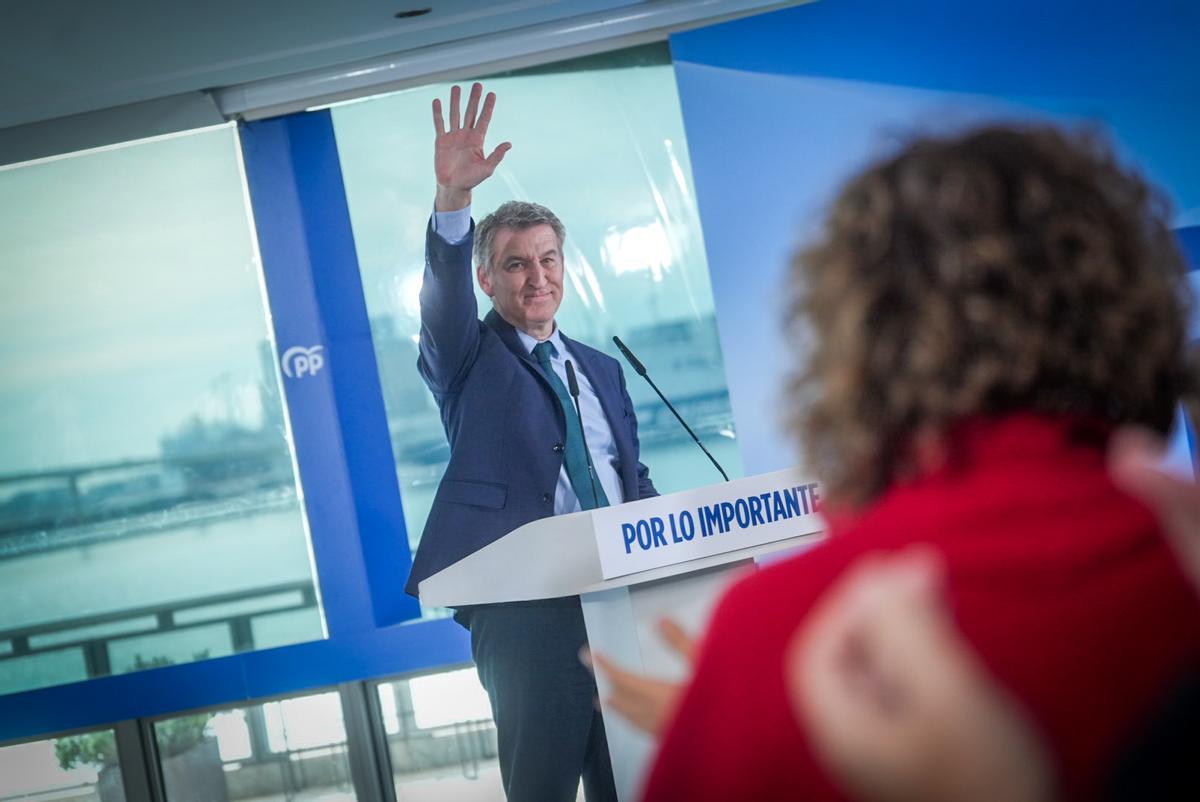 El presidente del PP, Alberto Núñez Feijóo, y la secretaria general del PPE, Dolos Montserrat.