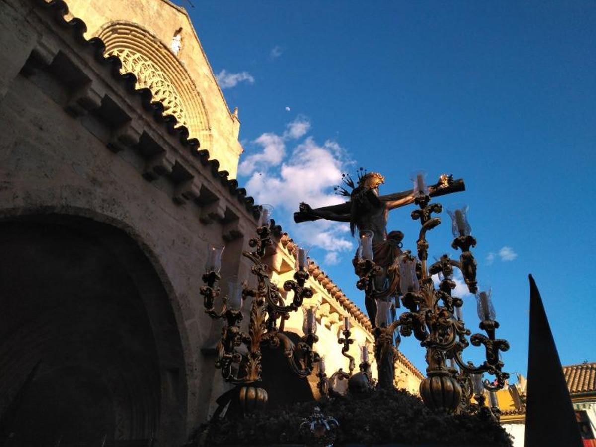 Una tarde primaveral envuelve a las cofradías el Lunes Santo