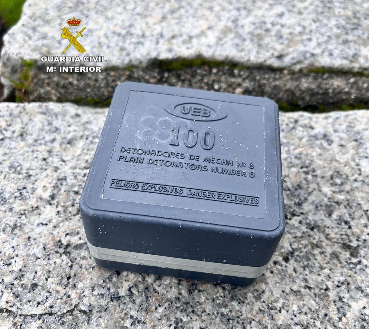 Caja con los detonadores