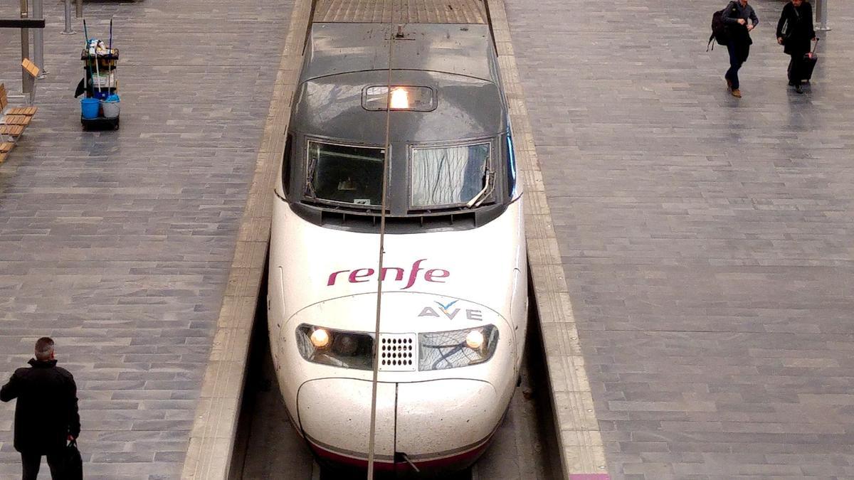 Un AVE realiza su parada en la Estación Delicias de Zaragoza.