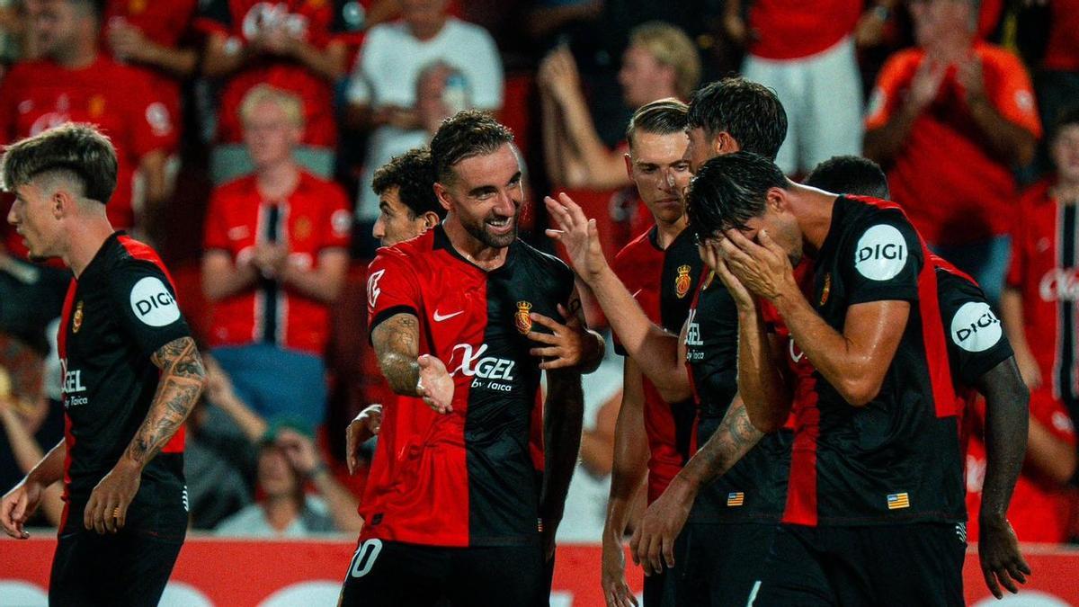 Los jugadores celebran el gol de Raíllo.