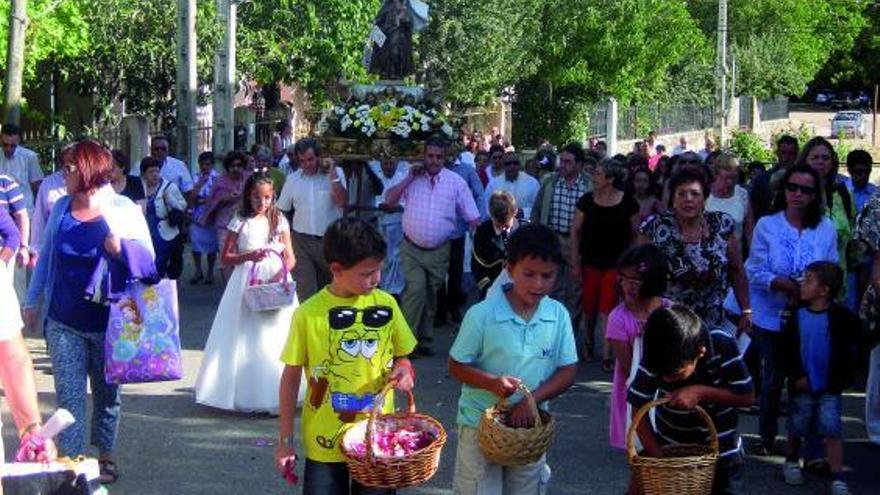 Numerosos devotos acompañan a la Virgen del Carmen, patrona de la localidad sanabresa.