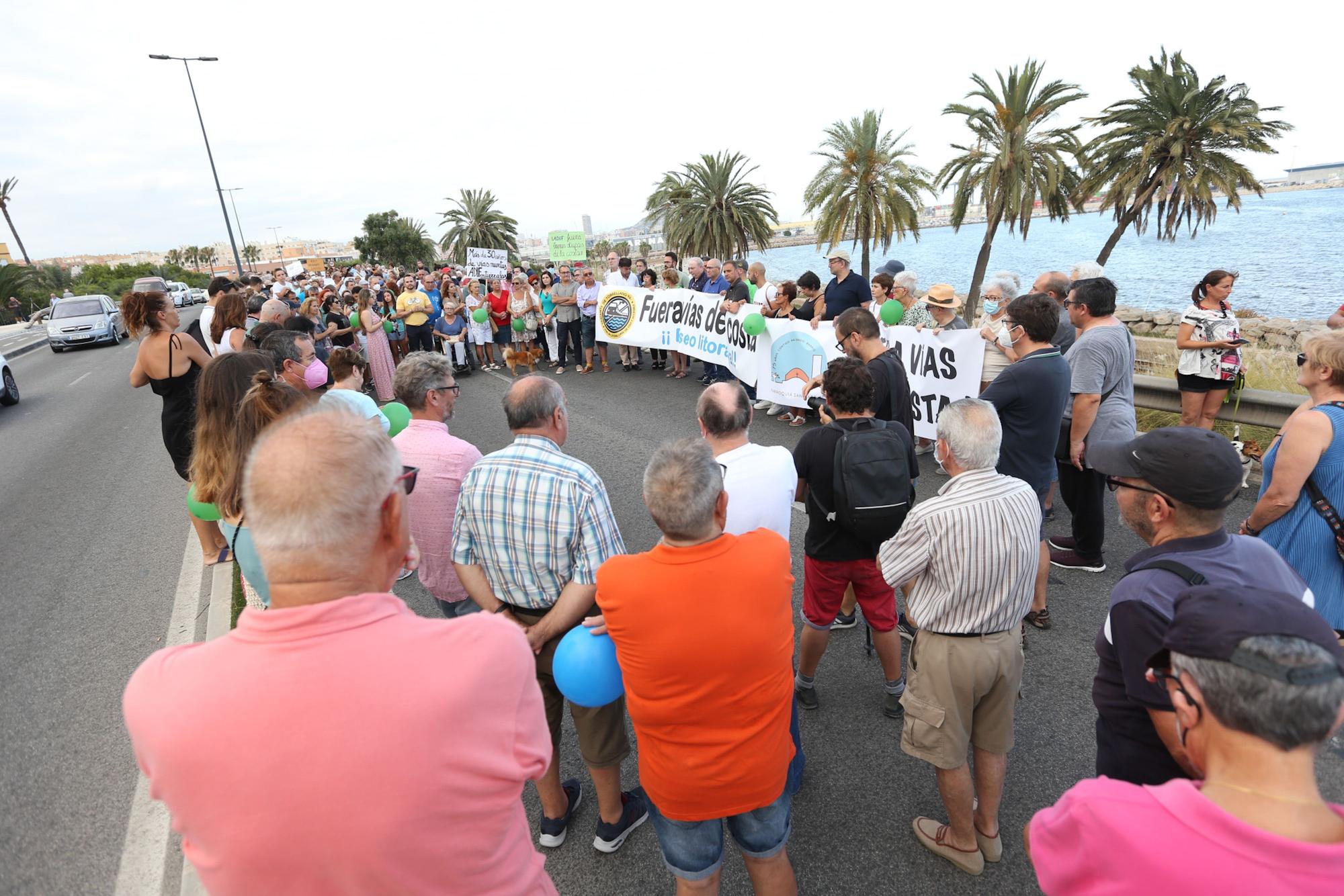 Vecinos del sur de Alicante exigen la retirada de las vías del tren de la primera línea del mar en San Gabriel