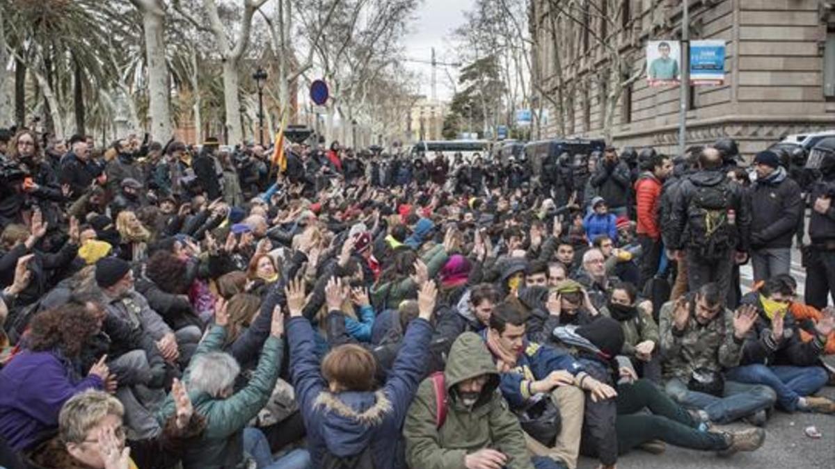 Antidisturbios de los Mossos empiezan a desalojar a los concentrados delante del Palau de Justícia, ayer.