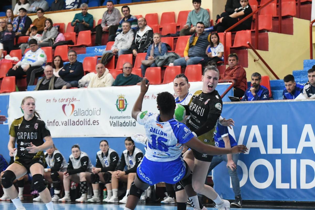 María Sancha trata de lanzar durante el partido.