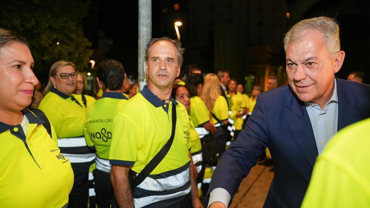 El alcalde de Sevilla, José Luis Sanz, saluda a los agentes cívicos, los serenos