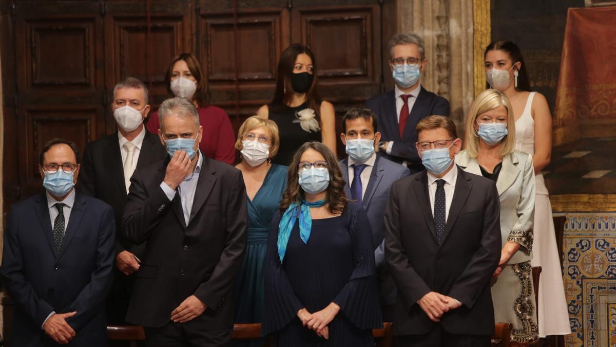 El president Puig, junto a los vicepresidentes y resto de miembros del Consell.