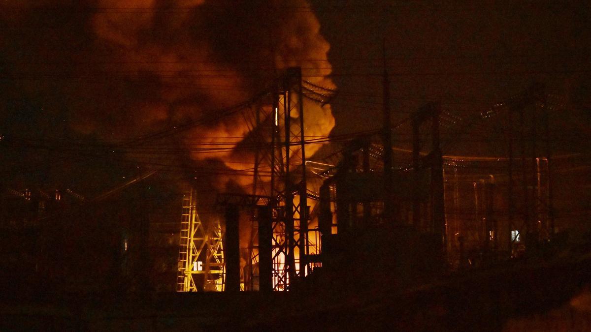 Una infraestructura eléctrica en llamas, tras un ataque ruso con drones en Kiev