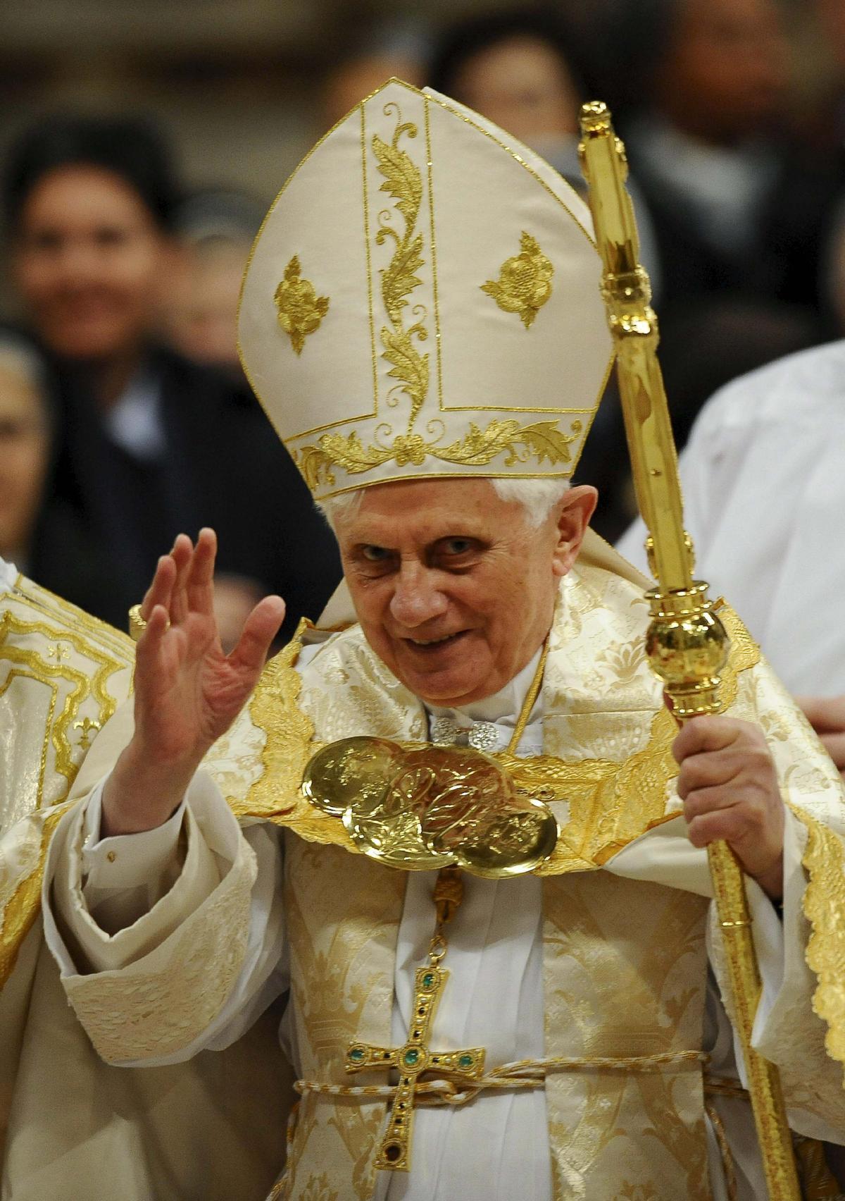 El papa Benedicto XVI bendice a los asistentes a la misa vespertina con que se celebró, el 2 de febrero de 2010, en la basílica de San Pedro (en El Vaticano), la festividad de la Presentación del Señor.