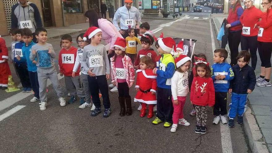 Niños participantes en la pasada edición de la marcha solidaria de San Silvestre. // Muñiz