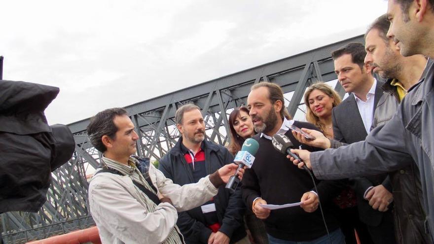 El portavoz de Ciudadanos Málaga, durante la rueda de prensa que ha ofrecido en el Puente de Hierro.