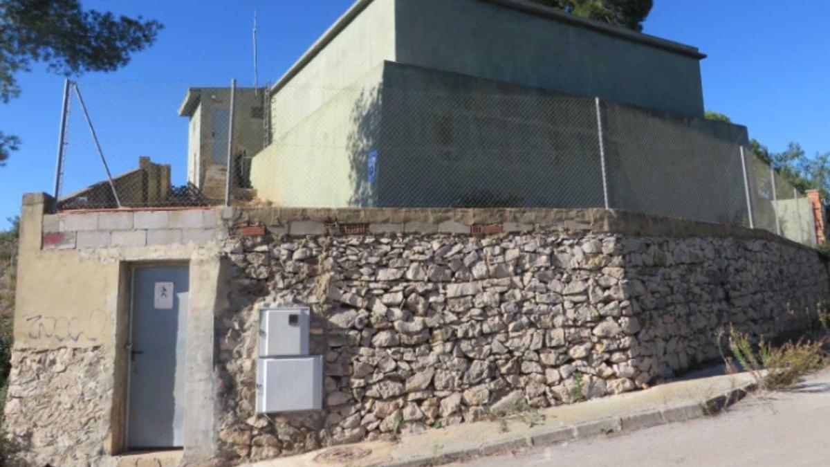 El depósito que abastece a Monte Horquera y la Llomaina