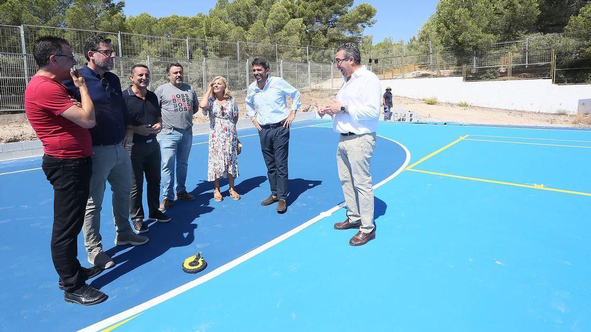 Carlos Mazón y Bernabé Cano inspeccionan una de las pistas construidas con el plan de ayudas de la Diputación