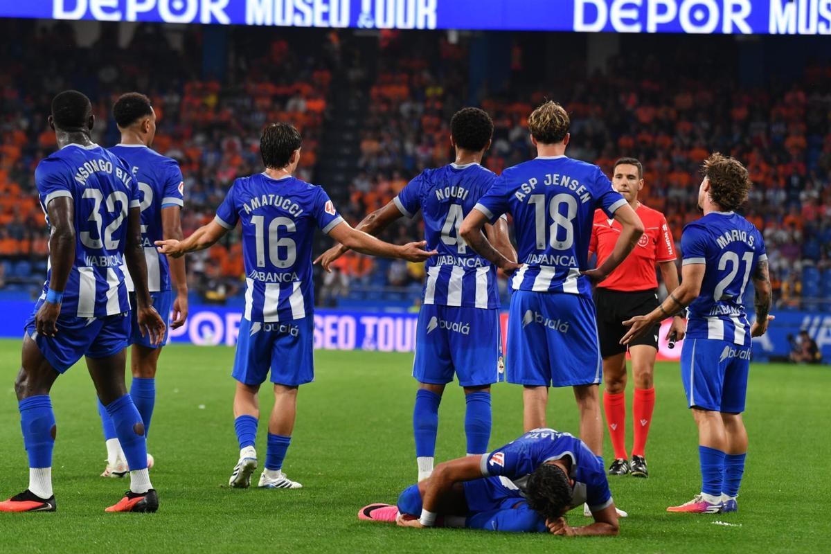 los jugadores del Deportivo protestan una falta sobre Quagliata