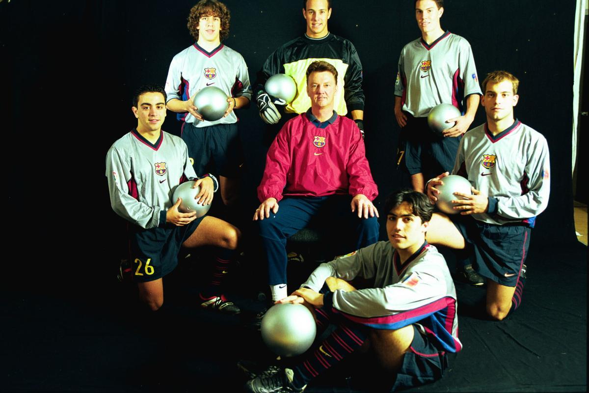 Puyol, Reina, Nano, Xavi, Van Gaal, Gabri y Mario, juntos posando