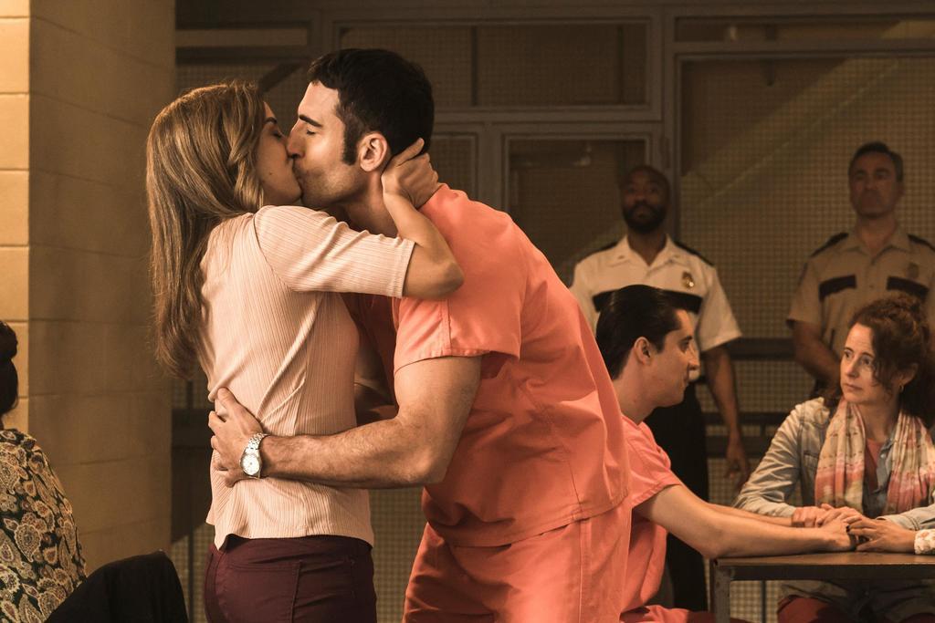 Miguel Ángel Silvestre y Marisé Álvarez en una secuencia de En el corredor de la muerte.