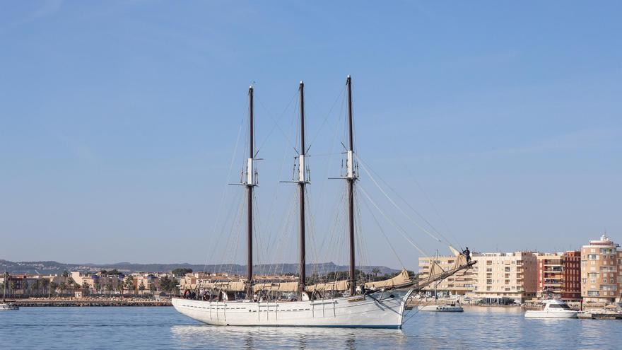 El velero histórico Pascual Flores ya está en la bahía de Torrevieja