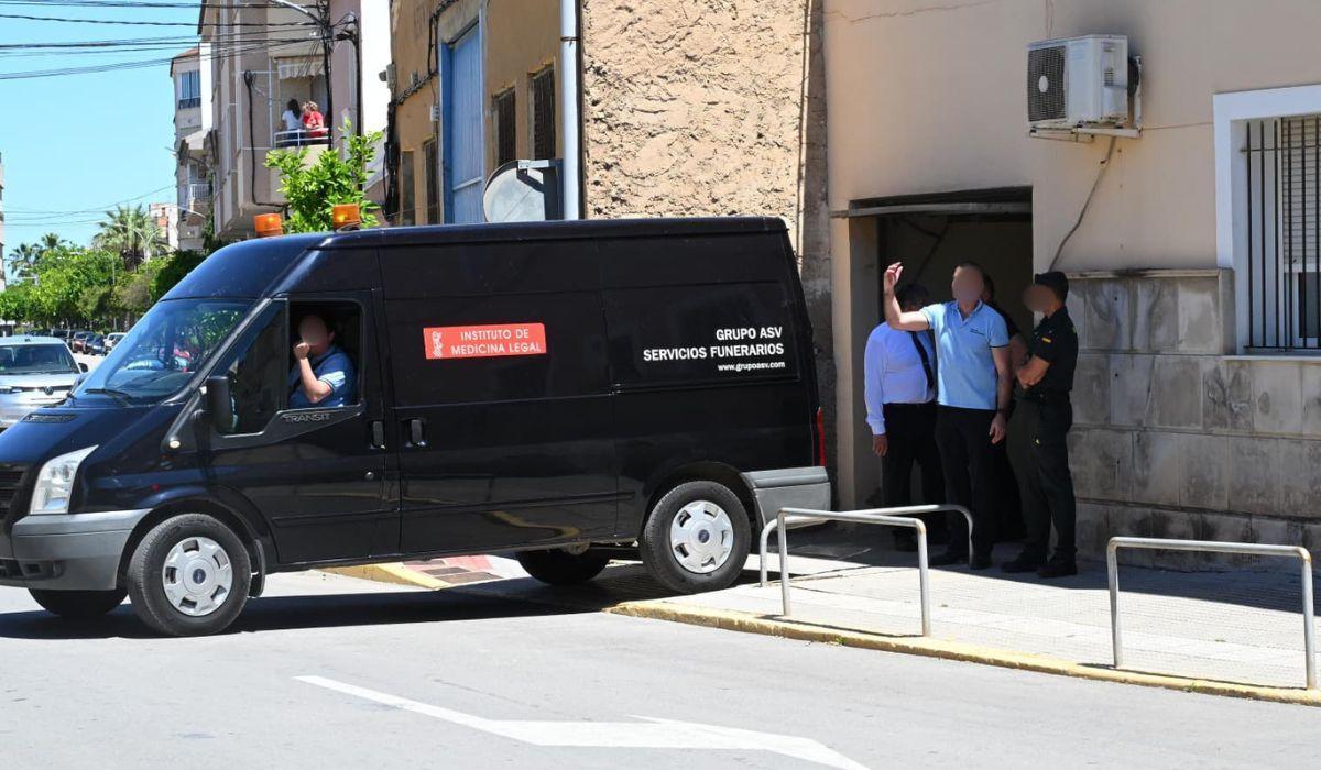 Investigación abierta en el cuartel de Dolores tras hallarse los cuerpos de un guardia civil, su mujer y su hijo