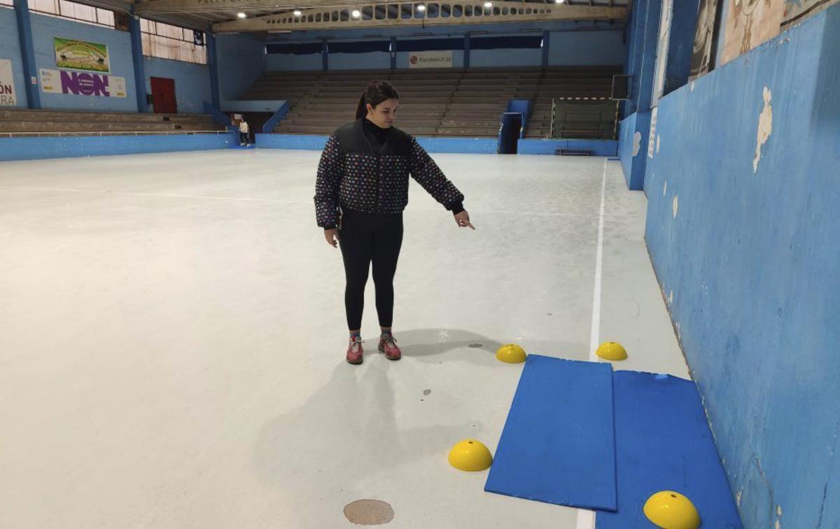 Una usuaria muestra las humedades en el pabellón de Romarigo. | SANTOS ÁLVAREZ