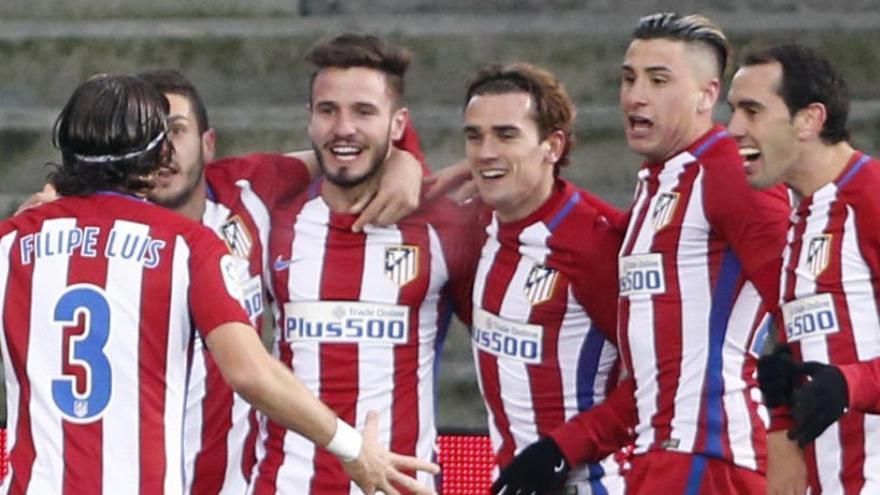 Los jugadores del Atlético celebran el gol de Saúl.