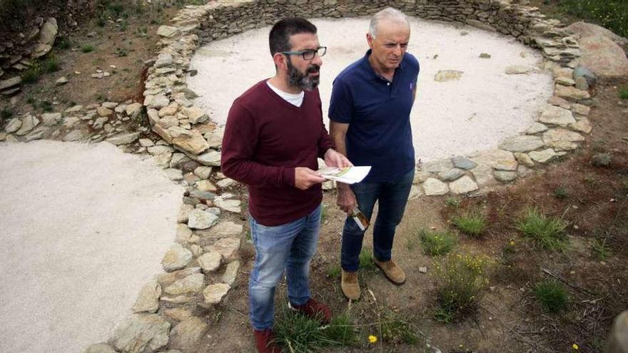 Vilariño y Presas dan a conocer la publicación en el castro de la parroquia de Doade. // Bernabé/Luismy