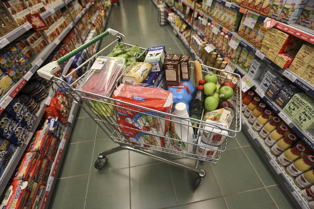 Un carro de la compra lleno en un supermercado de Barcelona.