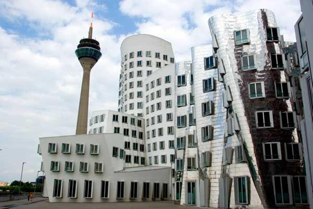 Vista de la Torre del Rihn o de las Telecomunicaciones y los edificios de oficinas Neuer Zollhof de Frank Gehry en el Media Harbour de Dusseldorf.