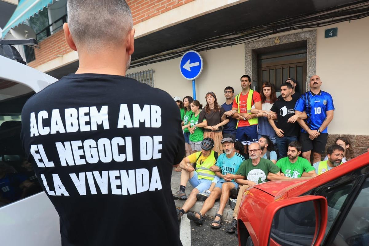 Tensión entre policías y manifestantes en un desalojo con dos menores en Alicante
