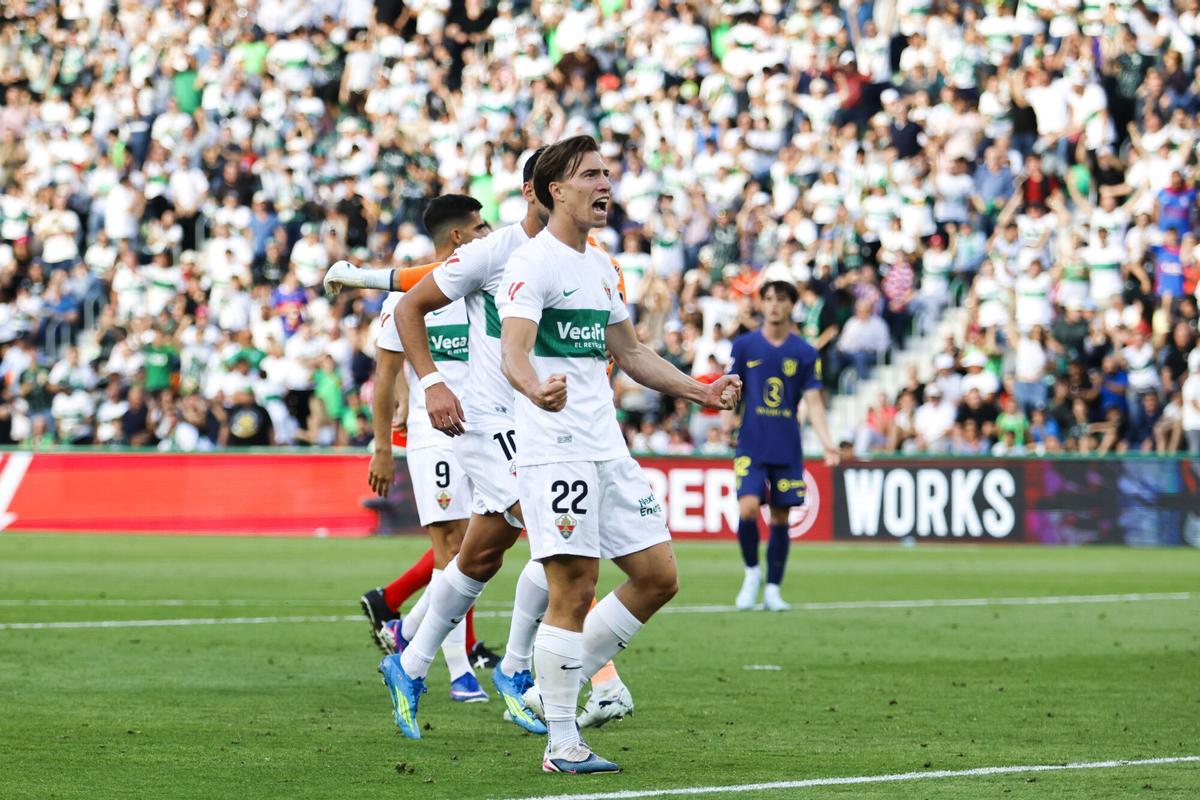 El defensa austriaco del Elche David Affengruber celebra tras anotar durante el partido de LaLiga entre el Elche y el Atlético de Madrid