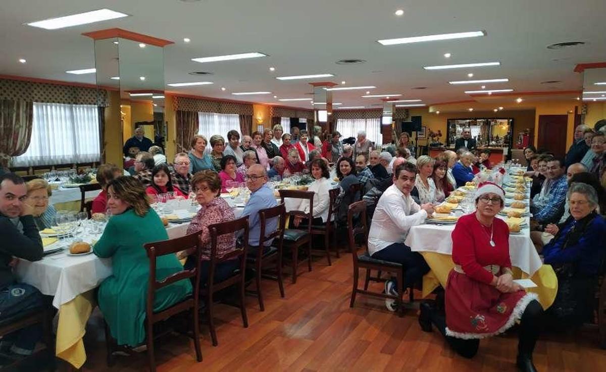 La asociación "Los Hórreos", de Molleo (Siero), celebra la Navidad