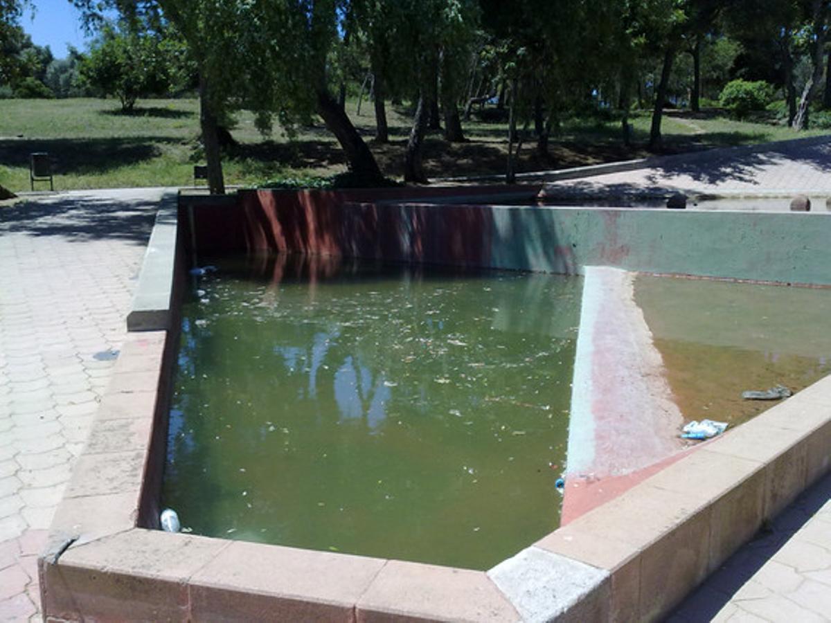 Estanys sense manteniment municipal.L’Ajuntament de Castelldefels ha deixat de netejar els estanys del parc de la Muntanyeta. Fa uns mesos, i després que EL PERIÓDICO publiqués una foto denunciant el lamentable estat en què es trobaven, el consistori els va netejar. Des d’aleshores, tornem-hi. Sembla que si no hi ha denúncia, no hi ha neteja.