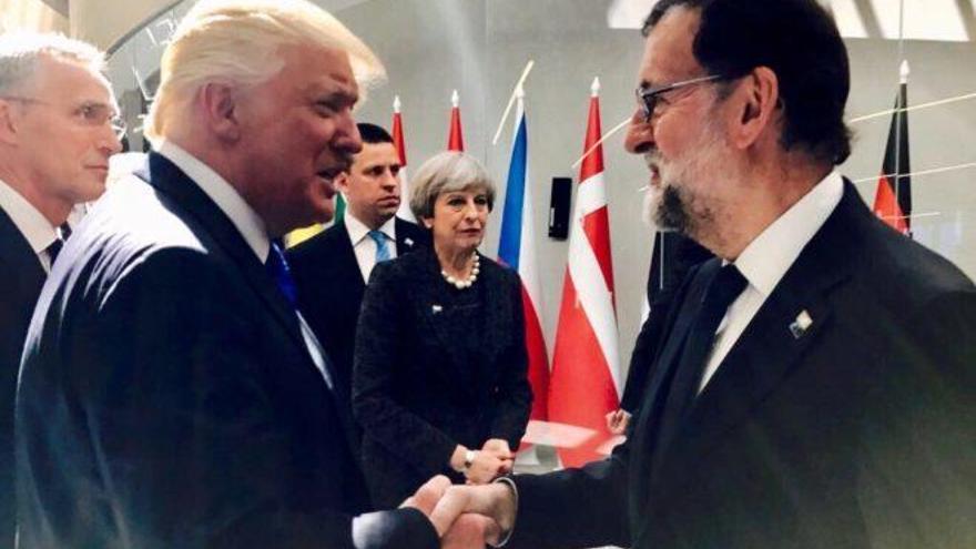 Donald Trump i Mariano Rajoy se saludes durant la cimera de l&#039;OTAN