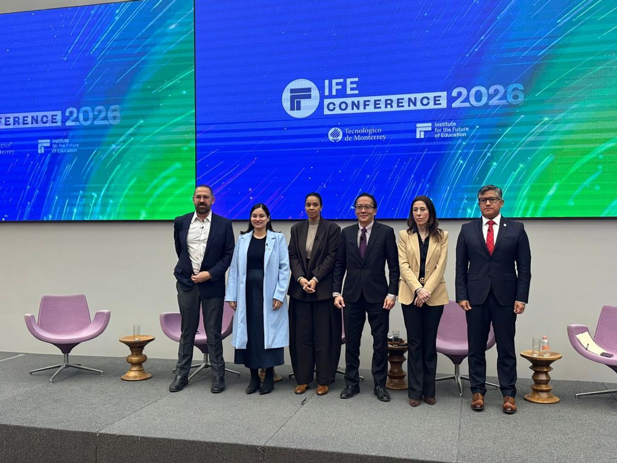 Por la izquierda, José Escamilla, director asociado del IFE; Jessica González de Cosio, vicepresidenta de Inclusión, Integridad y Cumplimiento del TEC; Selma Talha Jebril, directora de Investigación y Política en el World Innovation Summit for Education; Michael Fung, director ejecutivo del IFE; Mercedes Mateo Díaz, jefa de Educación del Banco Interamericano de Desarrollo, y Javier Guzmán, vicepresidente de Investigación del TEC.