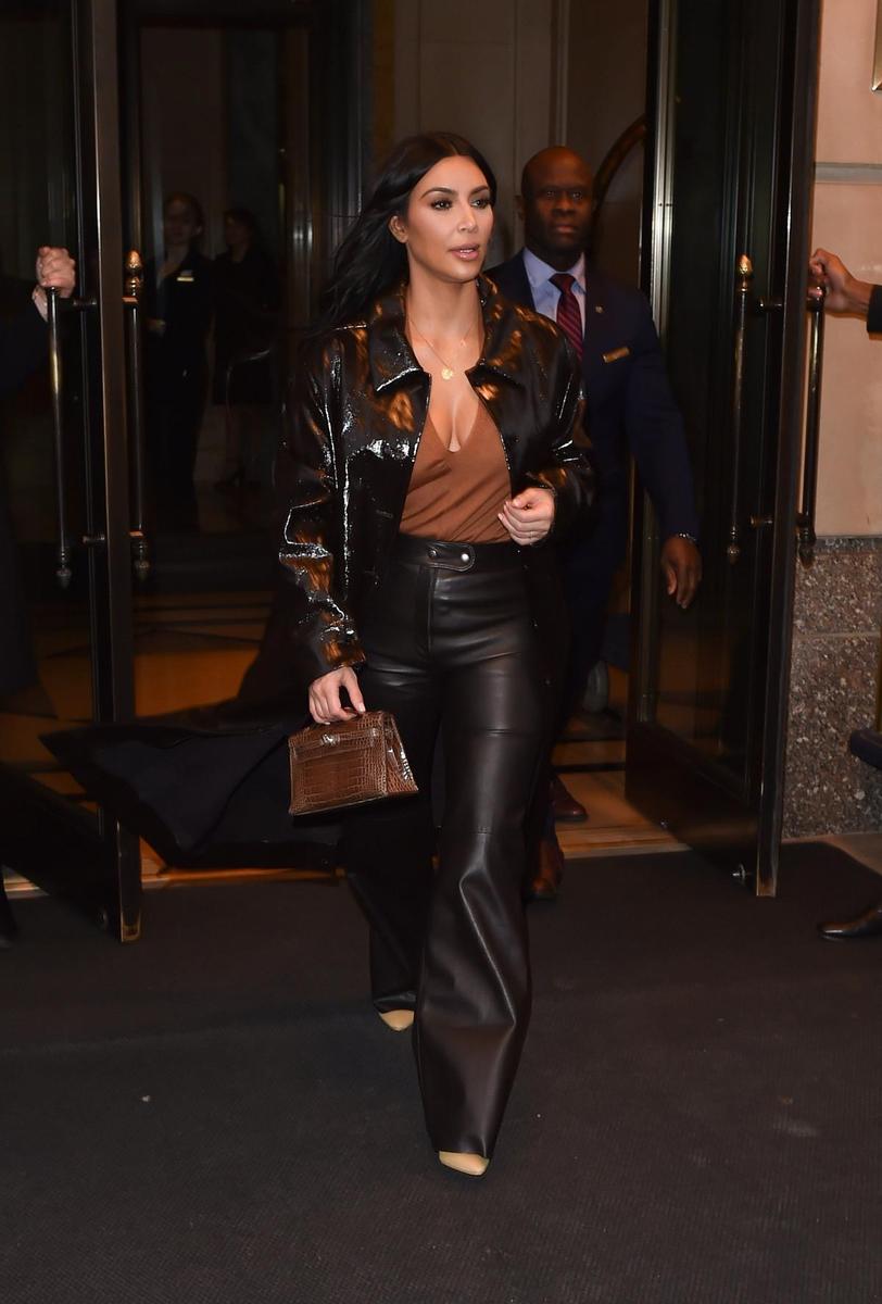 Kim Kardashian con look de cuero