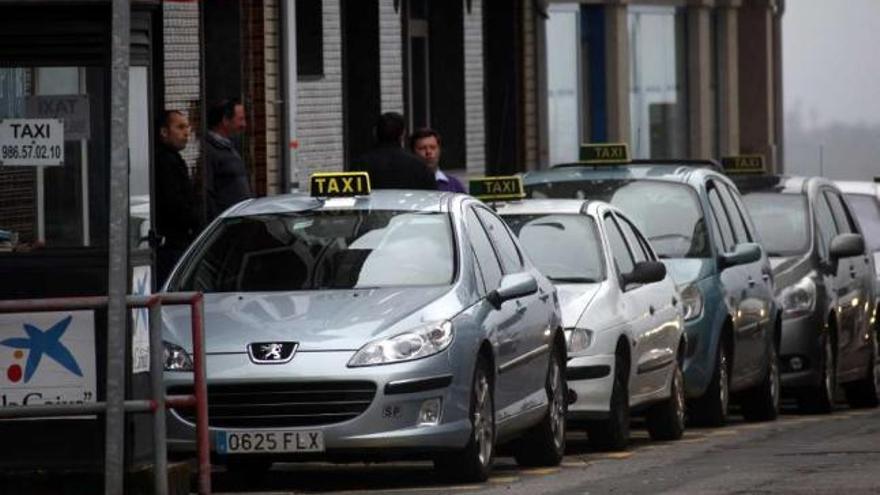 El casco urbano tiene actualmente dos paradas de taxis.  // Bernabé/Luismy