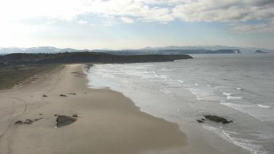 Cantabria &quot;roba&quot; dos playas a Asturias para promocionarse