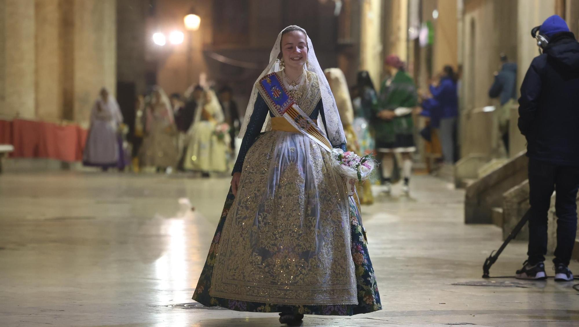 La Fallera Mayor Infantil de València desfila ante la virgen