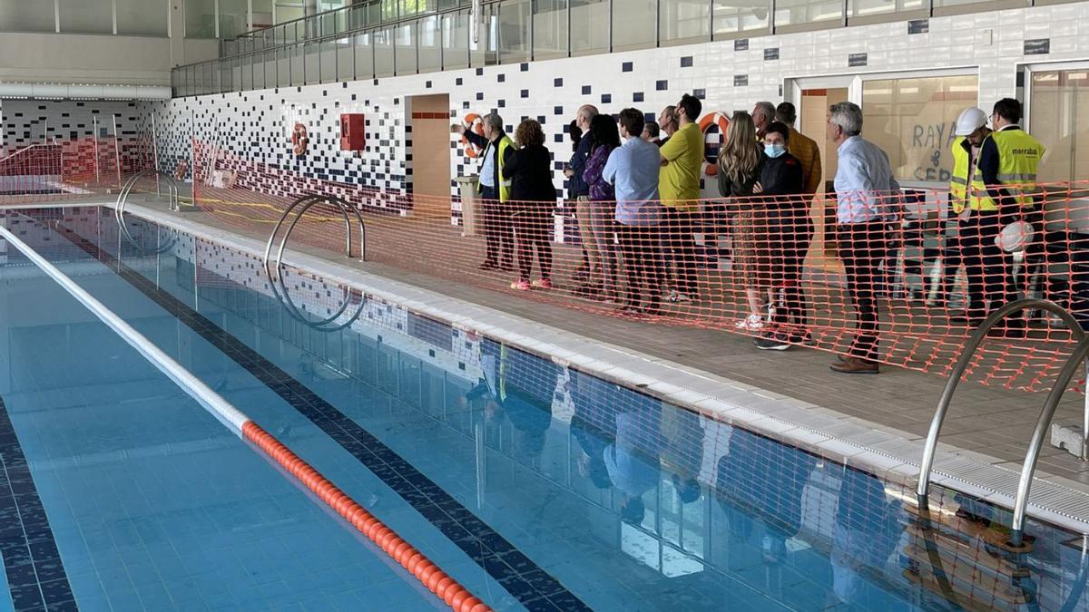 Representantes públicos y técnicos del  ayuntamiento en su visita a la piscina. | LEVANTE-EMV