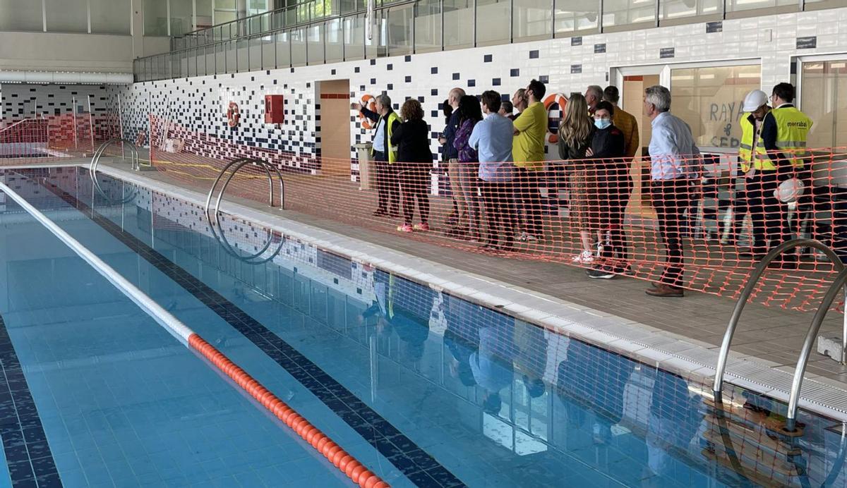 Representantes públicos y técnicos del ayuntamiento en su visita a la piscina. | LEVANTE-EMV
